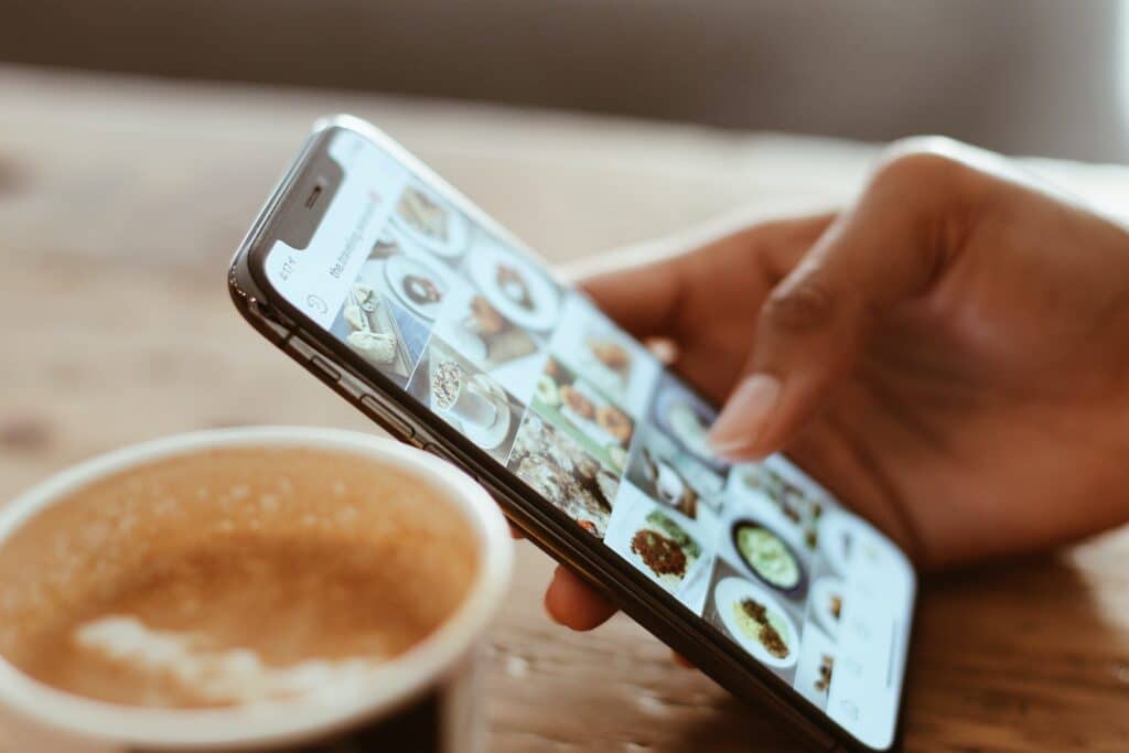 Persoon die food-foto's op Instagram zoekt via een iPhone